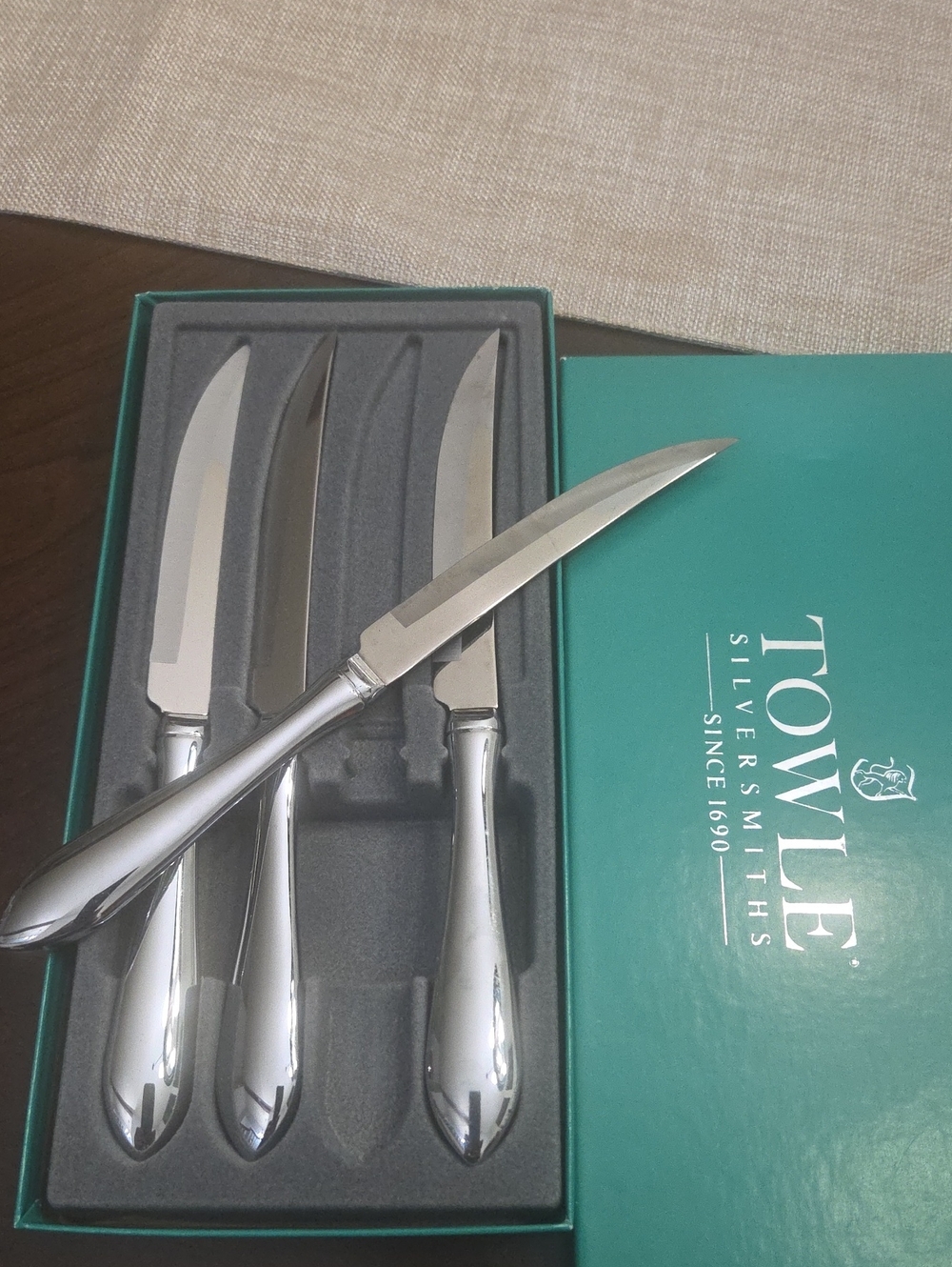 Towle Silversmiths Set Of 4 Steak Knives. New Condition...never Used! Beautiful! - Picture 5 of 6